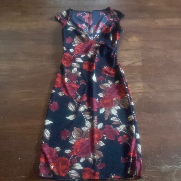 le chateau Dresses & Skirts - Le chateau Floral dress